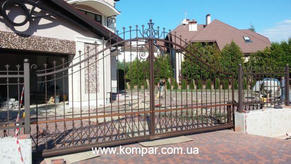 Ворота (модель В08) | Кузня "Компар" виконує замовлення будь-якої складності. Ковані ворота, паркани, огородження сходів та інше.